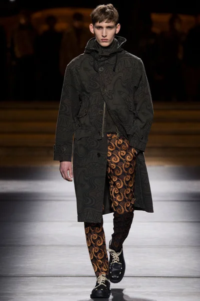 Look 32